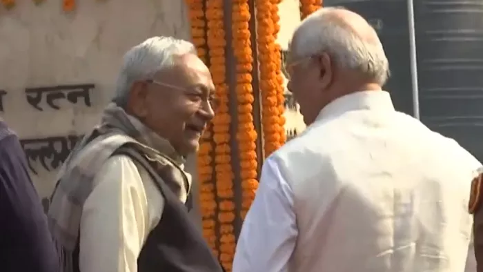 VIDEO : ...जब आमने-सामने आए मुख्यमंत्री और राज्यपाल, मुस्कुराकर मिले और लगा लिया गले