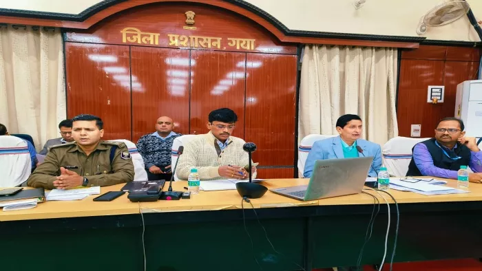 समाहरणालय में सिपाही भर्ती परीक्षा को लेकर बैठक करते डीएम व एसएसपी।
