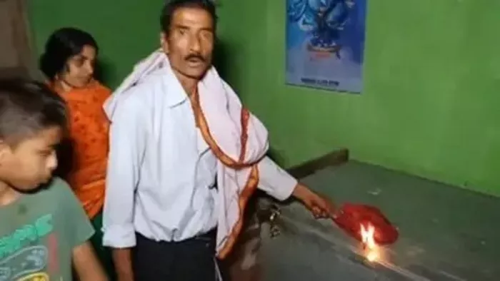 ओडिशा के जाजपुर में एक घर में लगी रहस्यमयी आग।
