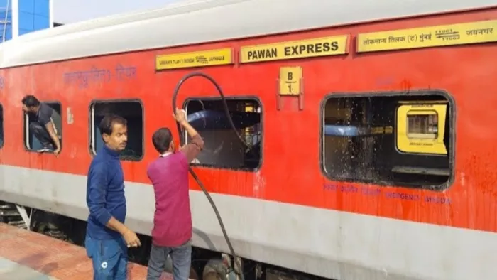 मधुबनी के जयनगर से मुंबई जाने वाली पवन एक्सप्रेस ट्रेन में लगी आग (जागरण)