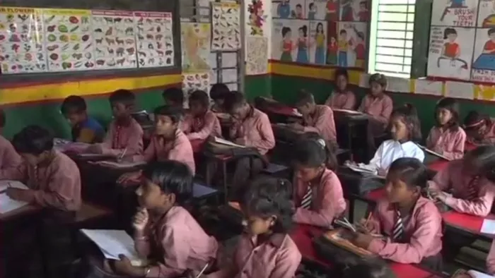 सरकारी स्कूल में पढ़ाई करते छात्र। (फाइल फोटो)