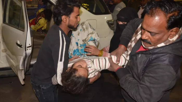 गैस रिसाव से बेहोश हुए मजदूरों को जीवन ज्याति हास्पिटल में भर्ती कराते लोग। जागरण