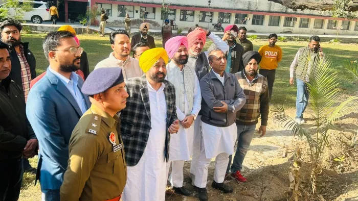 अस्पताल का औचक निरीक्षण करते पंजाब के सीएम भगवंत मान।