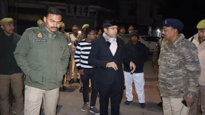 Sambhal News: डीएम डॉक्टर राजेंद्र पैंसिया और एसपी के नेतृत्व में चलाया चेकिंग अभियान।