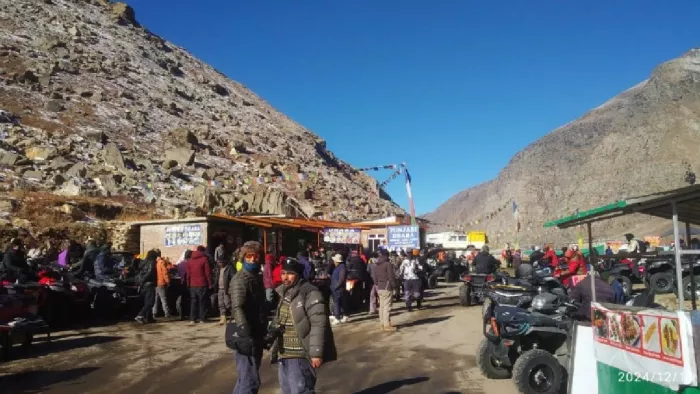 पर्यटक हिमाचल पहुंच रहे है लेकिन बर्फ दूर ही दिख रही है (फोटो- जागरण)