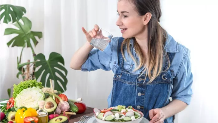 सर्दी में इन Hydrating Foods को जरूर बनाएं डाइट का हिस्सा। (Image Credit- Freepik)