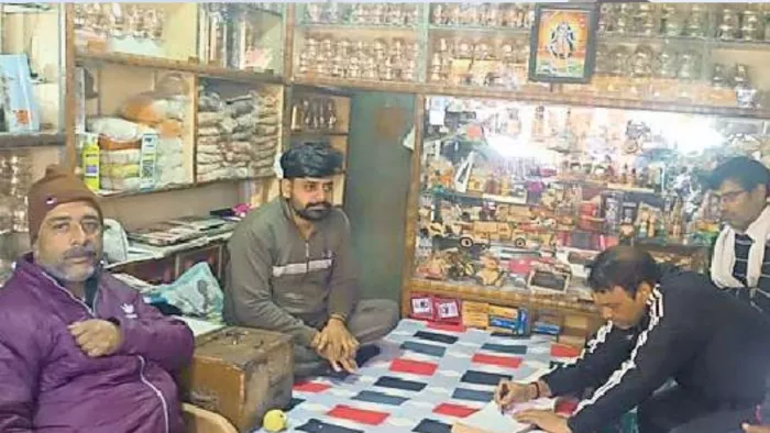 तीर्थ नगरी ब्रजघाट में पुरोहित वंशावली में नाम दर्ज कराते दिल्ली के लोग। फोटो- जागरण