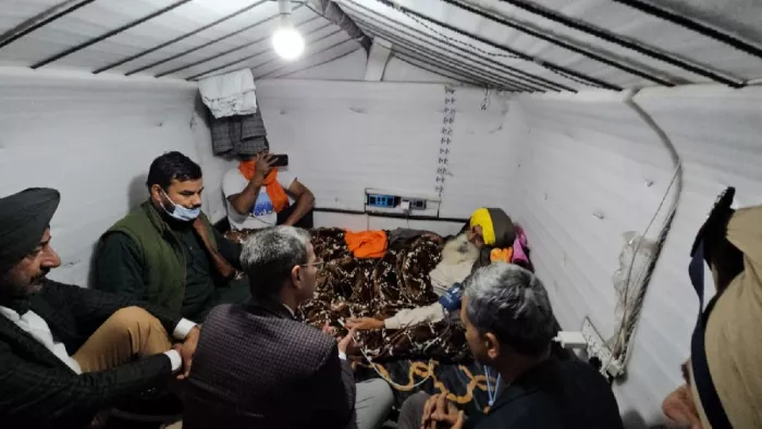 खनौरी बार्डर पर जगजीत सिंह डल्लेवाल से मुलाकात करते डीजीपी गौरव यादव
