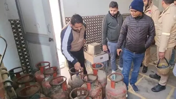 संभल के हिंदूपुरा खेड़ा में एक घर के अंदर मिले गैस सिलेंडर देखते आपूर्ति अधिकारी। जागरण