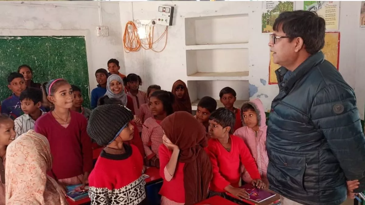 स्कूलों में दूध व फल की हकीकत जानने निकले BSA का हुआ सच से सामनाा, 6 प्रधानाध्यापक समेत 10 से मांगा स्पष्टीकरण