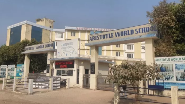 नोएडा प्राधिकरण के पूर्व ओएसडी के पास 15 करोड़ का स्कूल है। (तस्वीर जागरण)