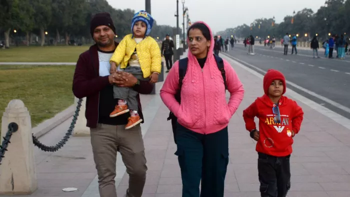ठंड से खुद और बच्चों को बचाकर कर्तव्य पथ पर घूमने निकला परिवार। फोटो- हरीश कुमार