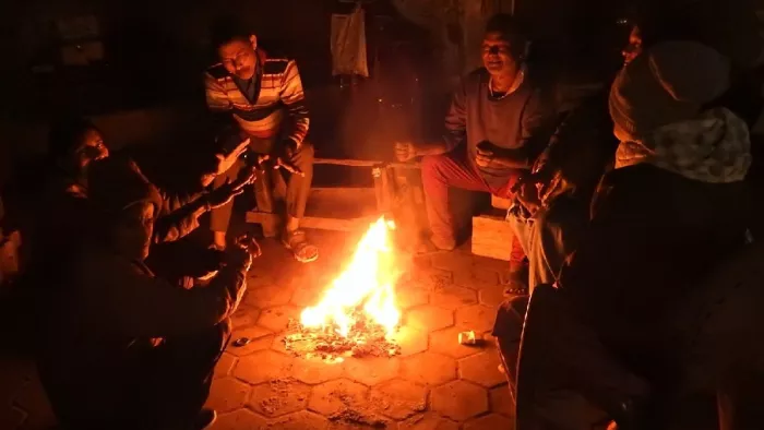 रात में तापमान गिरने से ठंड से परेशान लोग सिविल लाइन में कागज जलाकर अलाव तापते लोग। जागरण