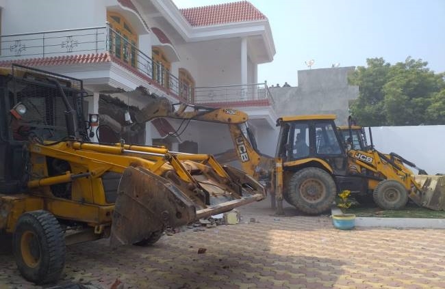 The two-story house of Ajay, a history-sheeter close to Atik, collapsed - Uttar Pradesh Kaushambi Crime News