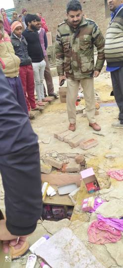 अलीगढ़ के मुरबार में छत काटकर छह दुकानों से हजारों की चोरी