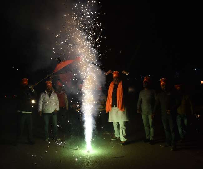 योगी आदित्यनाथ को गोरखपुर से टिकट मिलने पर पटाखा जलाकर खुशी जाहिर करते बजरंग दल के कार्यकर्ता। जागरण।