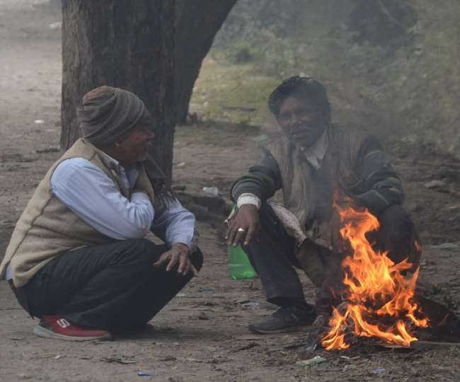 Weather in Agra Today:आगरा में रविवार सुबह आग के सहारे बैठे लोग।