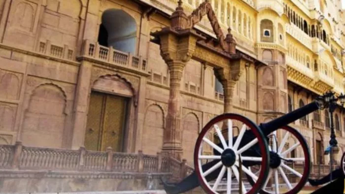 अक्षय तृतीया को बीकानेर दिवस मनाया जाता हैं।