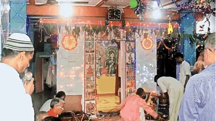 Agra Jail के मंदिर में आयोजित भागवत के दौरान सजावट और भजन-कीर्तन करते बंदी l सौ. सुनील पाराशर