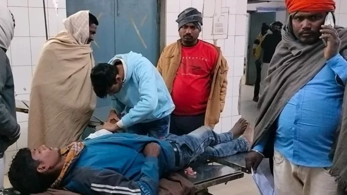 घायल का इलाज करते स्वास्थ्य कर्मी। फोटो- जागरण