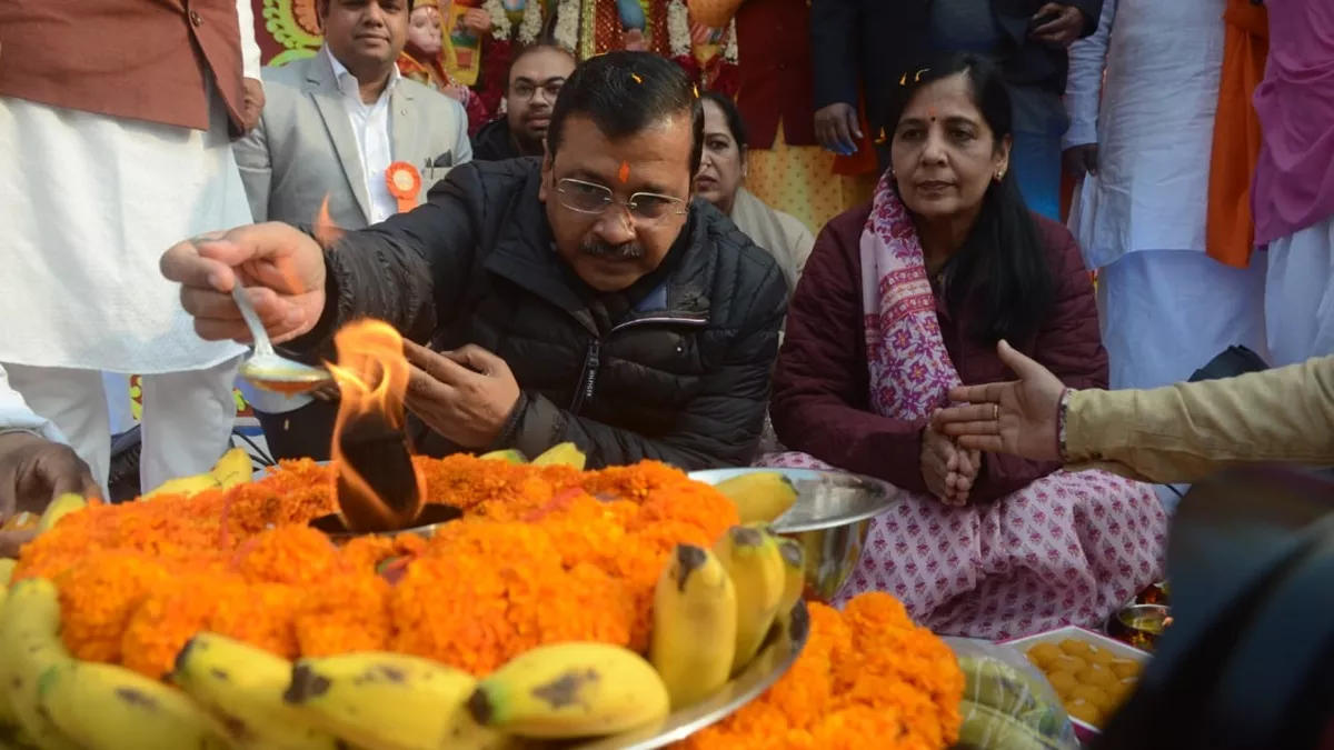 Delhi: राममय माहौल के बीच AAP का सुंदरकांड पाठ, पत्नी संग प्राचीन हनुमान  मंदिर पहुंचे अरविंद केजरीवाल - Delhi CM Arvind Kejriwal with wife Sunita  arrive at Pracheen Shri Balaji ...