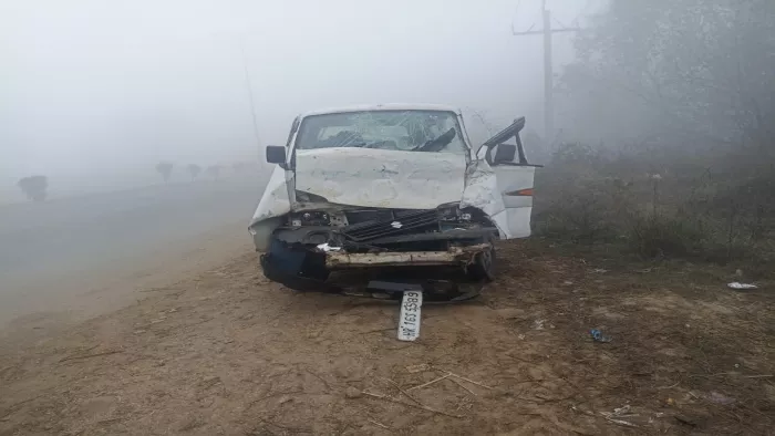 Rohtak News: हिसार रोड पर टक्कर के बाद खड़ी क्षतिग्रस्त वैन।