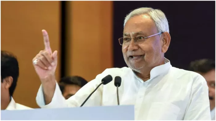 Nitish Kumar का चुनाव से ठीक पहले बड़ा फैसला, बिहार के 94 लाख गरीब परिवारों को मिलेंगे दो-दो लाख रुपये