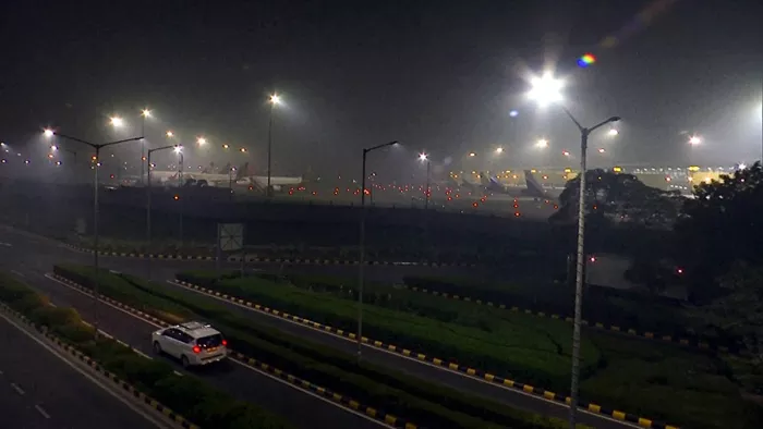 कम नहीं हो रही हवाई यात्रियों की परेशानी, घरेलू उड़ानों पर जबरदस्त असर