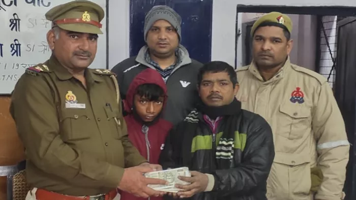 जीआरपी पुलिस ने लवकुश को पिता से मिलवाया।
