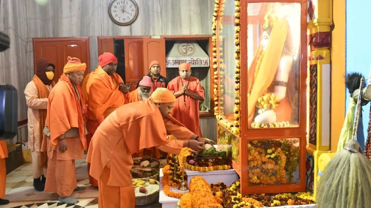 Gorakhnath Mandir Photos: मुख्यमंत्री योगी ने बाबा गोरखनाथ को चढ़ाई खिचड़ी, लाखों लोगों की भीड़ से सजा मंदिर