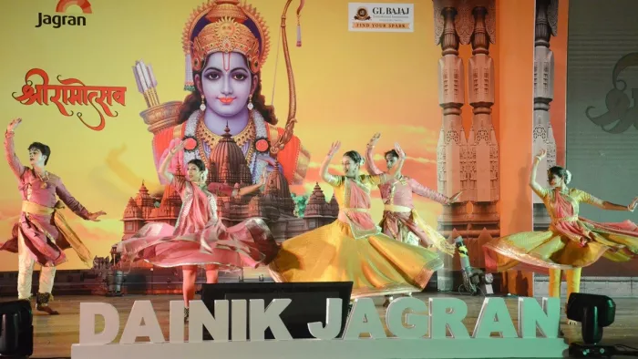 जीएल बजाज कॉलेज में दैनिक जागरण श्रीरामोत्सव कार्यक्रम में नृत्य प्रस्तुत करतीं शिंजनी कुलकर्णी व अन्य कलाकार। फोटो- जितेंद्र सिंह