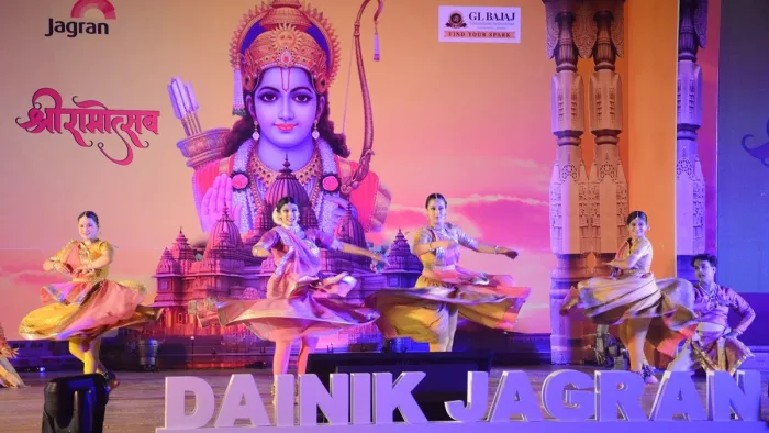 जीएल बजाज कालेज में दैनिक जागरण श्रीरामोत्सव कार्यक्रम में नृत्य प्रस्तुत करतीं शिंजनी कुलकर्णी व अन्य कलाकार।