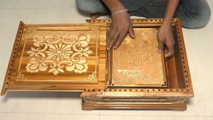 लकड़ी के तख्त पर हनुमान चालीसा को अयोध्या भेजने का अनुरोध।