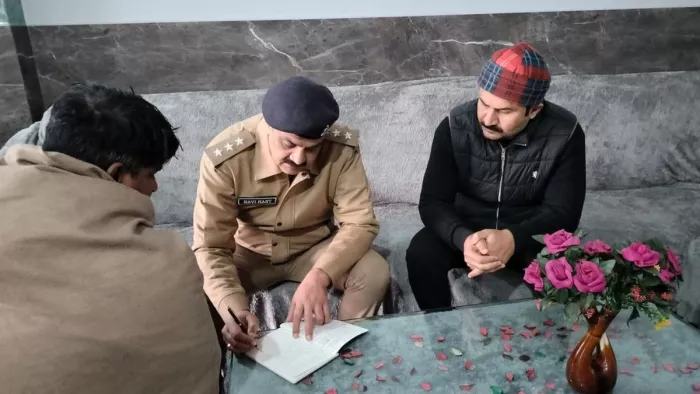 Saharanpur News: दिन निकलते ही परिवार को बंधक बनाकर 20 लाख का डाका, पूछताछ करती पुलिस।