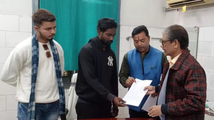अधीक्षक से शिकायत करते पीड़ित के स्वजन।