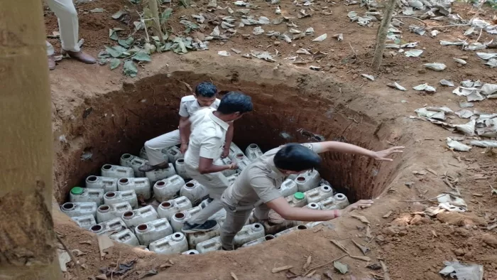 कुएं के अंदर से 7000 लीटर देसी शराब बरामद।