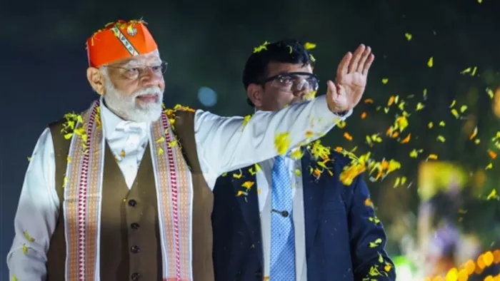 पीएम मोदी ने मंगलवार को एर्नाकुलम में रोड शो किया। (फोटो- एएनआई)