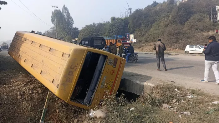 Samba Accident: विद्यार्थियों से भरी स्कूल बस पलटी।