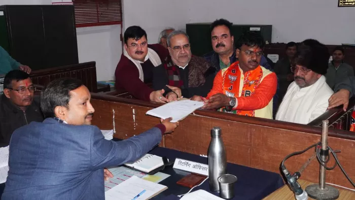 मिल्कीपुर उपचुनाव में निर्वाचन अधिकारी राजीवरत्न सिंह को नामांकनपत्र सौंपते भाजपा प्रत्याशी चंद्रभानु पासवान: जागरण