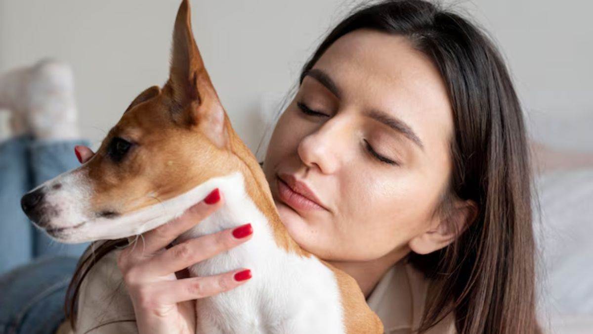 https://www.jagranimages.com/images/newimg/16012025/16_01_2025-dog_licking_face_23867566.jpg
