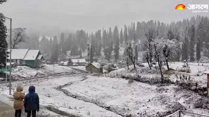 घाटी के ऊपरी हिस्सों में आज बर्फबारी हो सकती है। फाइल फोटो