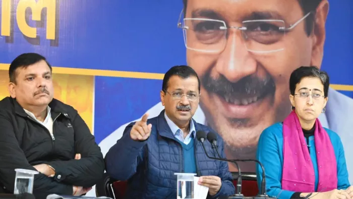 आप संयोजक अरविंद केजरीवाल साथ में मुख्यमंत्री आतिशी व रास सदस्य संजय सिंह। फोटो- जागरण