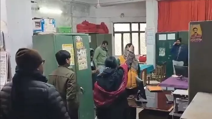 कार्यालय में बवाल करती महिला। फोटो- वीडियो ग्रैब