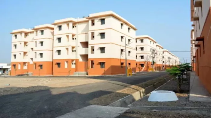 पीएम आवास योजना सर्वे में लापरवाही, बीडीओ ने 10 सर्वेयरों से मांगा स्पष्टीकरण (प्रतीकात्मक तस्वीर)