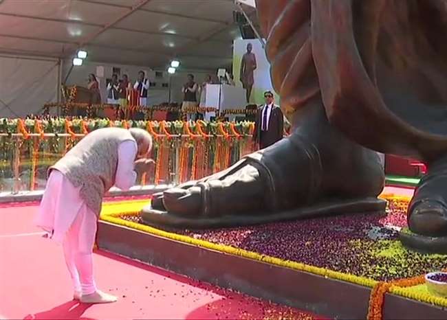PM Narendra Modi in Varanasi LIVE : चंदौली के पड़ाव में पं. दीनदयाल उपाध्याय की प्रतिमा का पीएम ने किया लोकार्पण