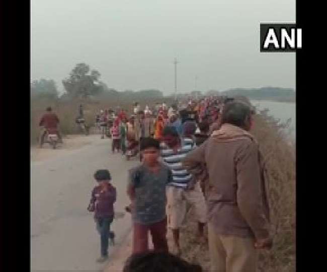 Khaskhabar/मध्य प्रदेश में आज सुबह एक बड़ा हादसा हो गया। सीधी में 54 यात्रियों से भरी बस नहर में गिर गई। नहर से अबतक सात लोगों को बचाया गया है। ये हादसा रीवा-सीधी बॉर्डर के पास छुहियाघाटी में हुआ। बाणसागर परियोजना की ये नहर है, जिसमें बस गिरी है। नहर से निकाले लोगों की पहचान अभी नहीं हुई है। बाकी