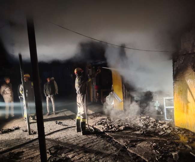 loss of lakhs due to fire in auto parts shop in aligarh