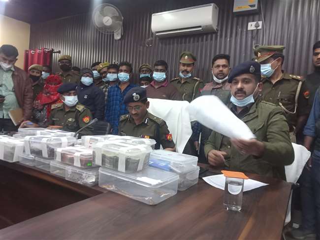 incident of theft of crores in indian bank in chandauli exposed eight inter provincial thieves arrested