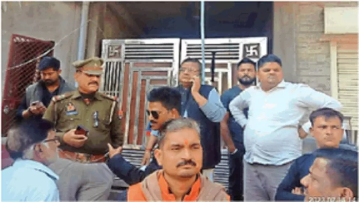 बलखंडीनाका में निर्माणाधीन मस्जिद के सामने विरोध प्रदर्शन करते विहिप कार्यकर्ताओं को समझाते एसओ बलखंडीनाकाl जागरण