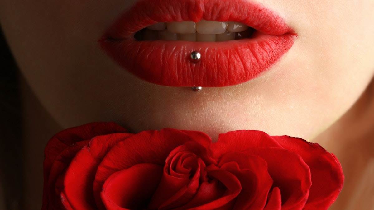 Bold Red Lipstick: पाना है ग्लैमरस लुक तो अभी ट्राई करें ये रेड लिपस्टिक, मिलेगा बोल्ड लुक